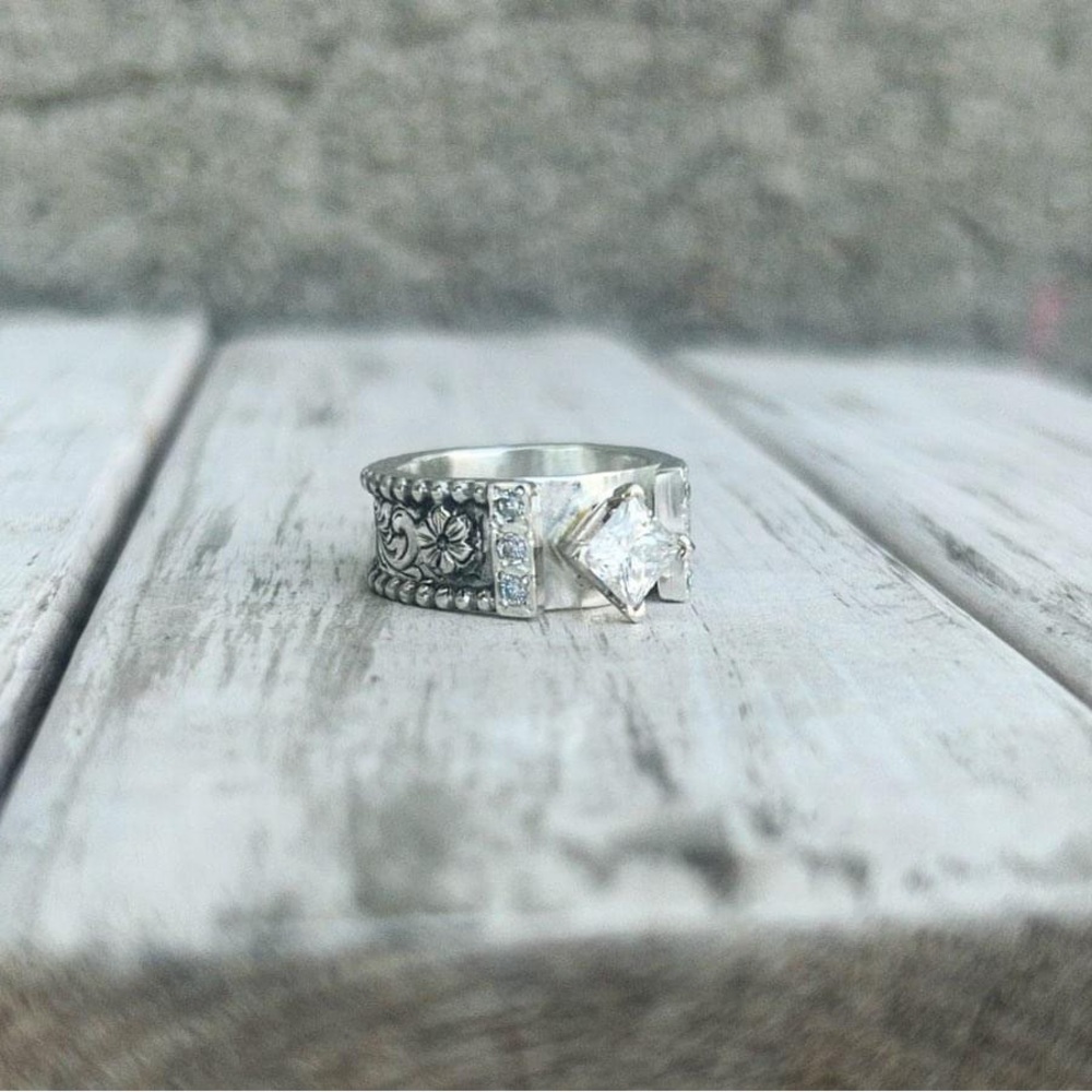 Beautiful moissanite diamond ring